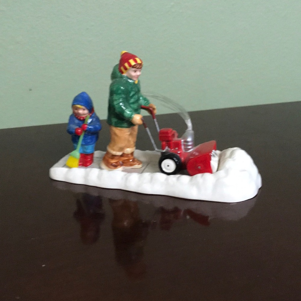 DEPT 56 CLEARING THE SIDEWALK